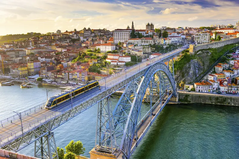 Zug über Fluss Douro in Porto