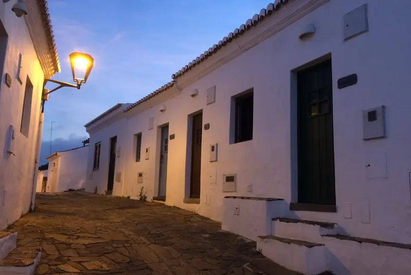 Pedralva im Hinterland der Algarve Weiße Häuser in Pedralva bei Abendlicht